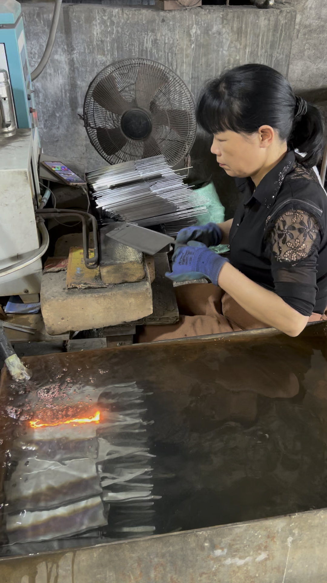 现代铁匠铺菜刀淬火