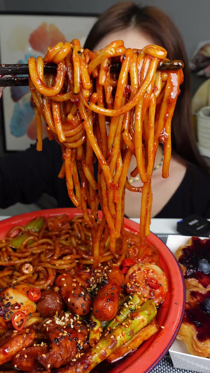 百吃不腻的炒米粉来了！加了馕吃得好饱 爆辣美食 新疆炒米粉 太辣了 吃播美食