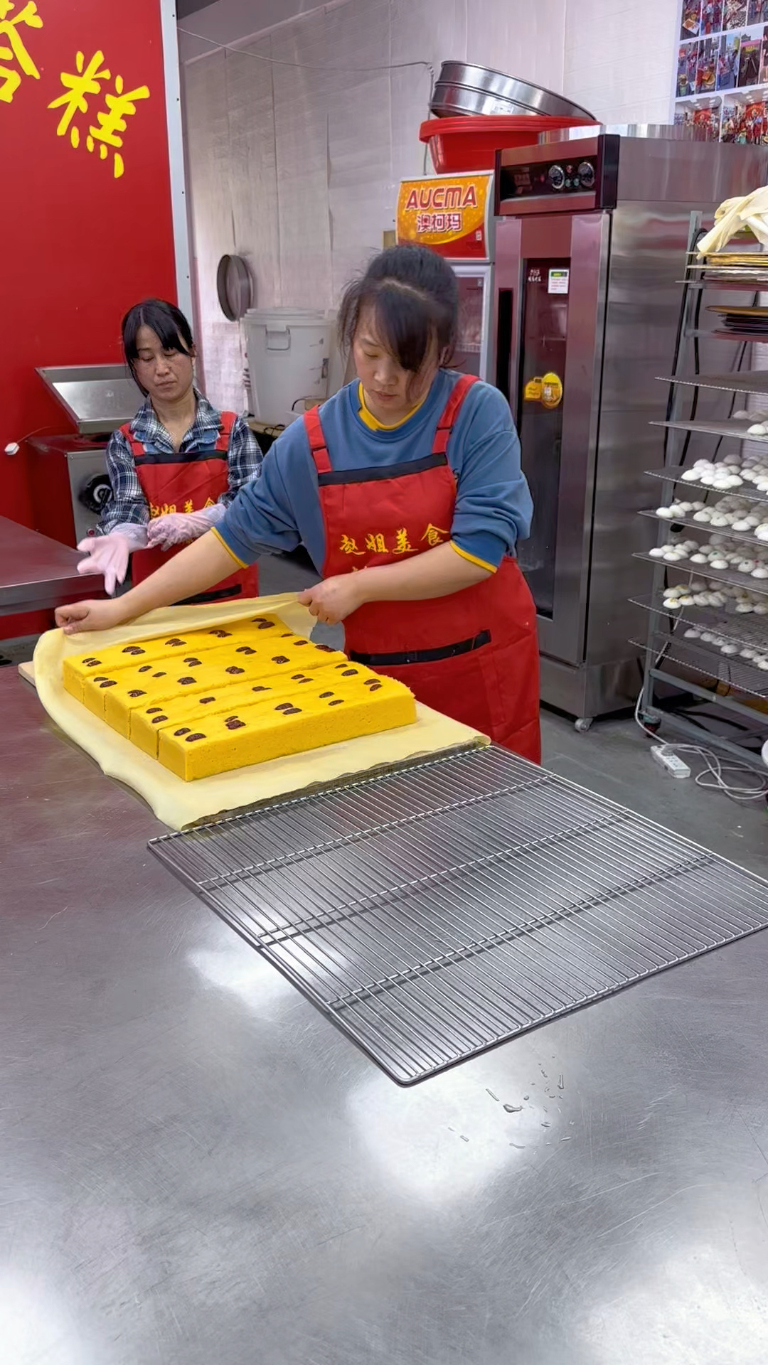 南瓜600克,酵母5克,白糖80克,奶粉15克,碱4克,鸡蛋3个