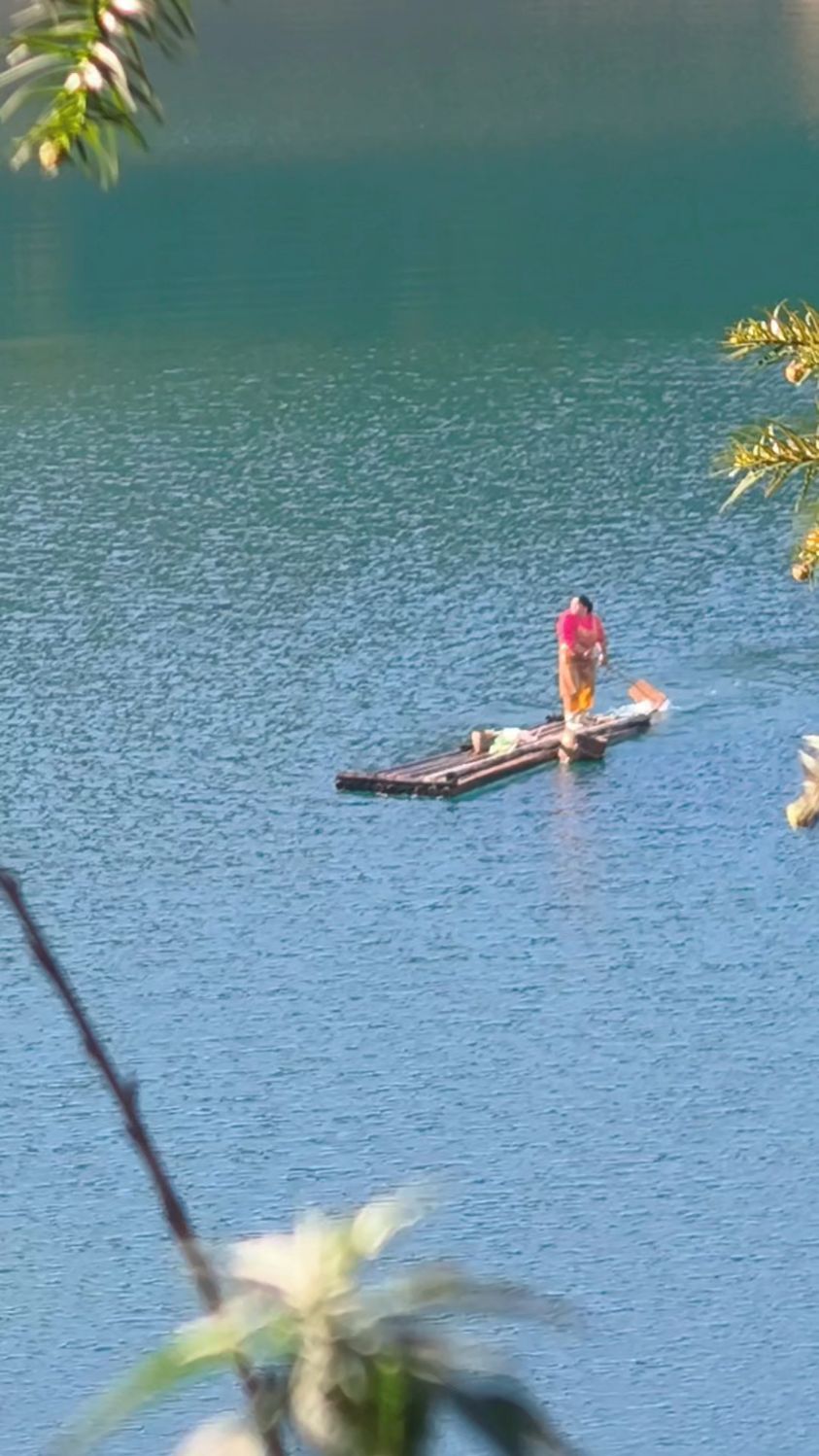 云南219国道静谧湖面上,独舟一人行,买点野生鱼,景色好美