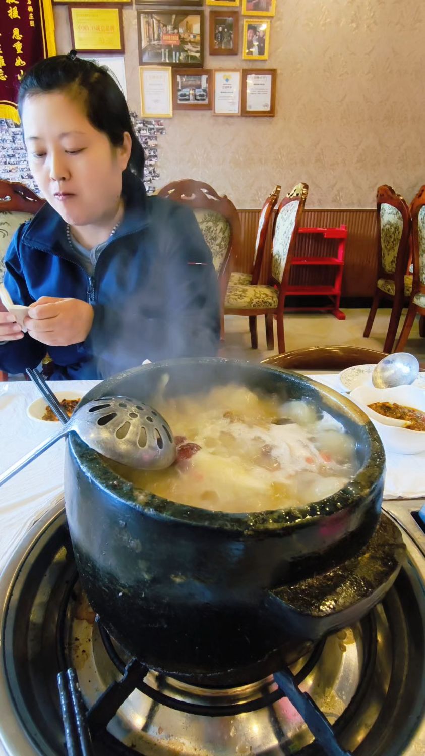 西藏高原热气腾腾的火锅,像温暖冬日里的阳光,鲁朗石锅鸡走起