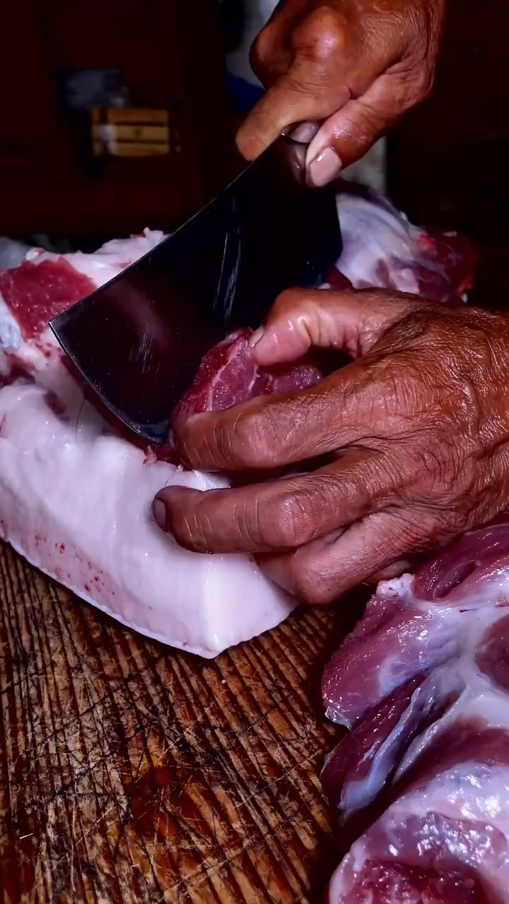 这块肉是土猪身上最好吃的一块肉,俗称“梅花肉”