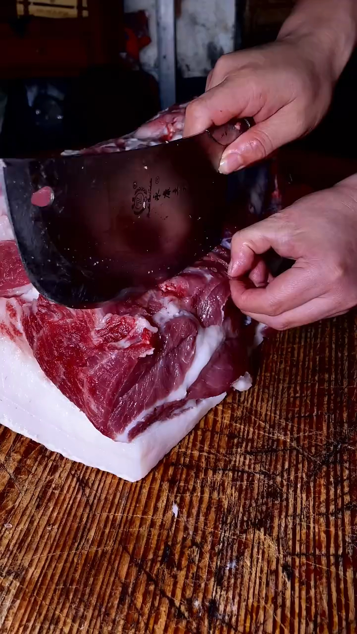 “梅花肉”是猪身上最好吃的部位之一,这块肉在猪的前腿上面