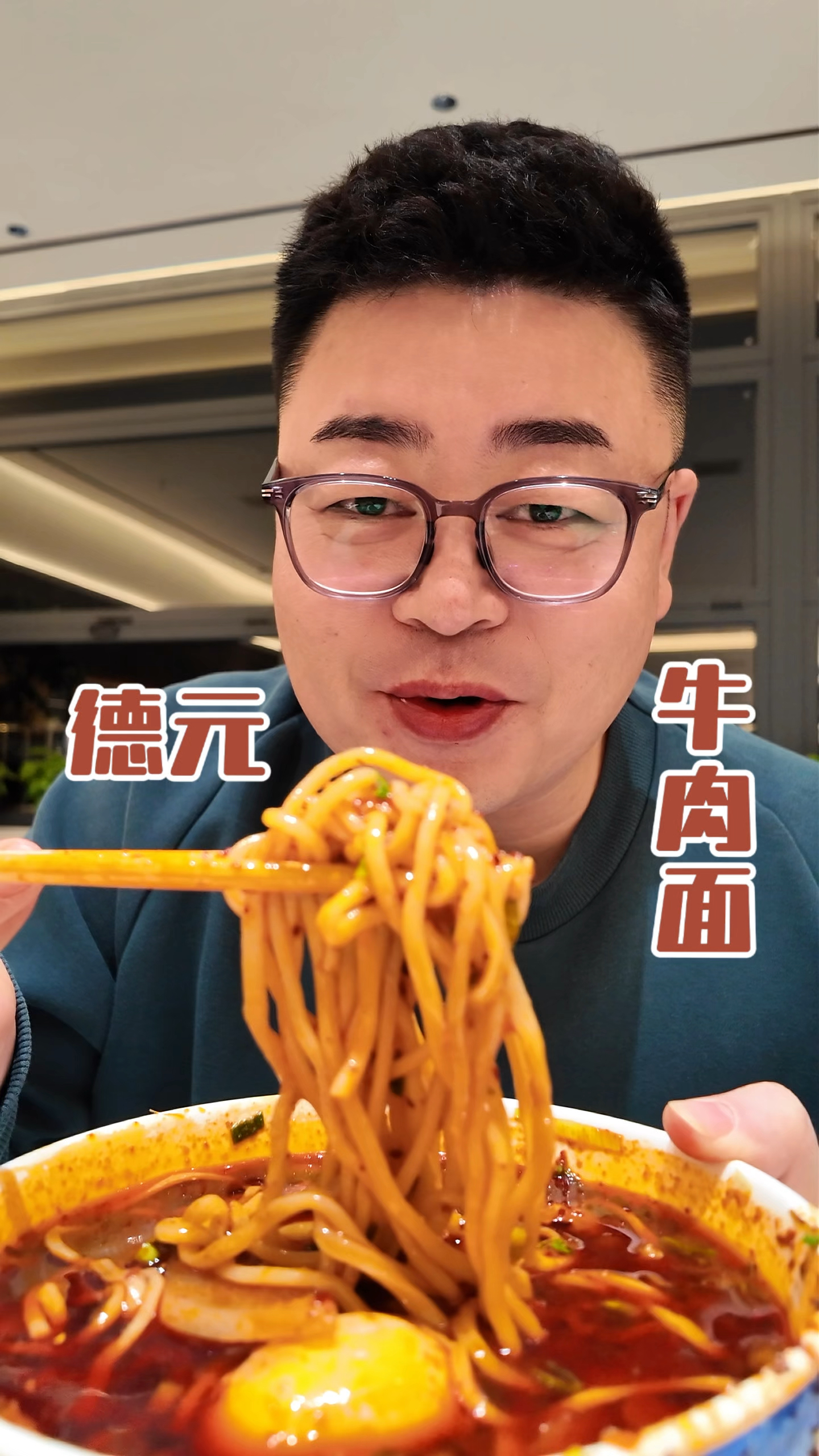 会吃的兰州人都知道，牛肉面要赶在清晨六点，吃头锅那才叫绝