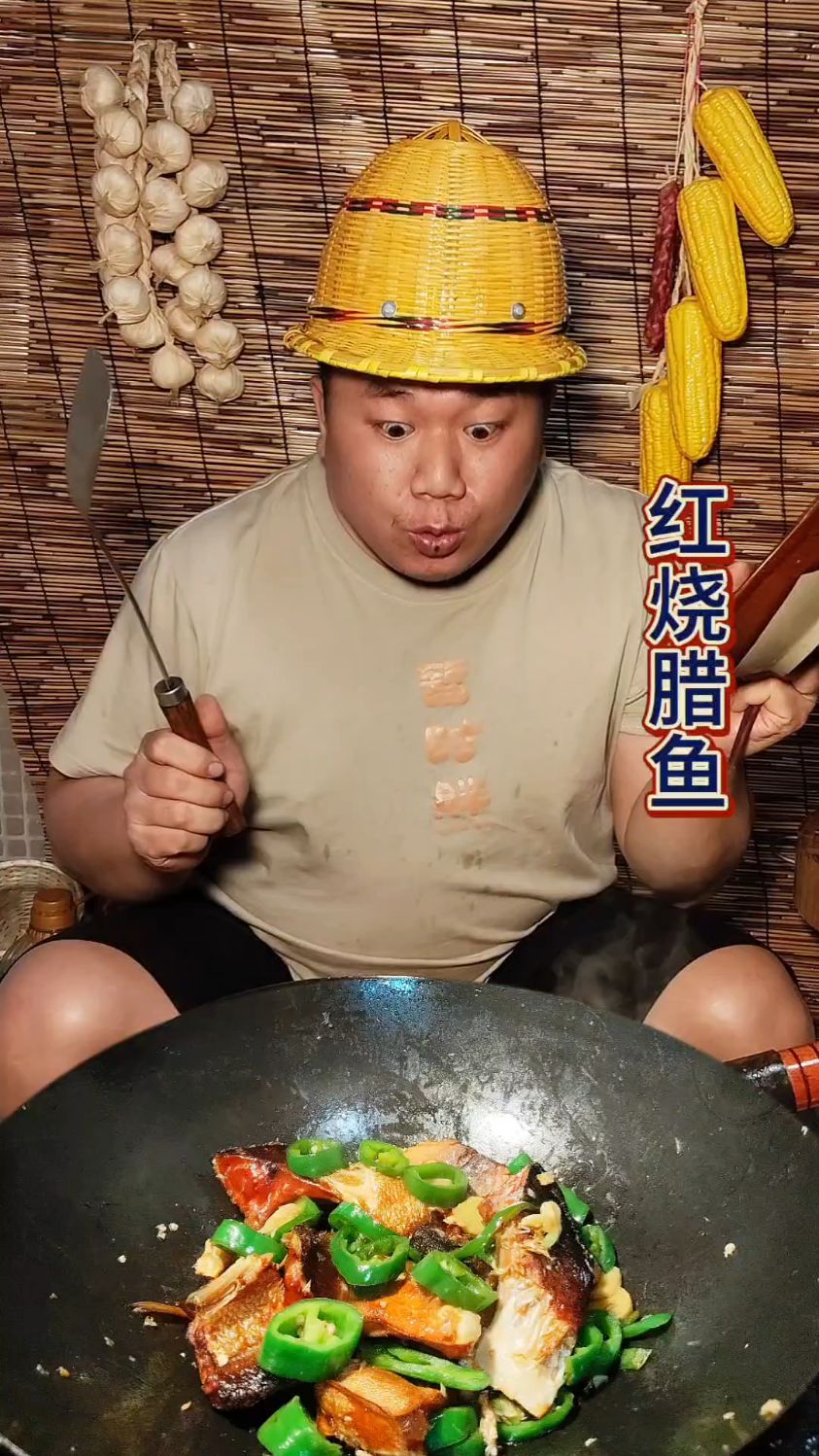 农村的野生河鱼熏成腊鱼炒辣椒太下饭了