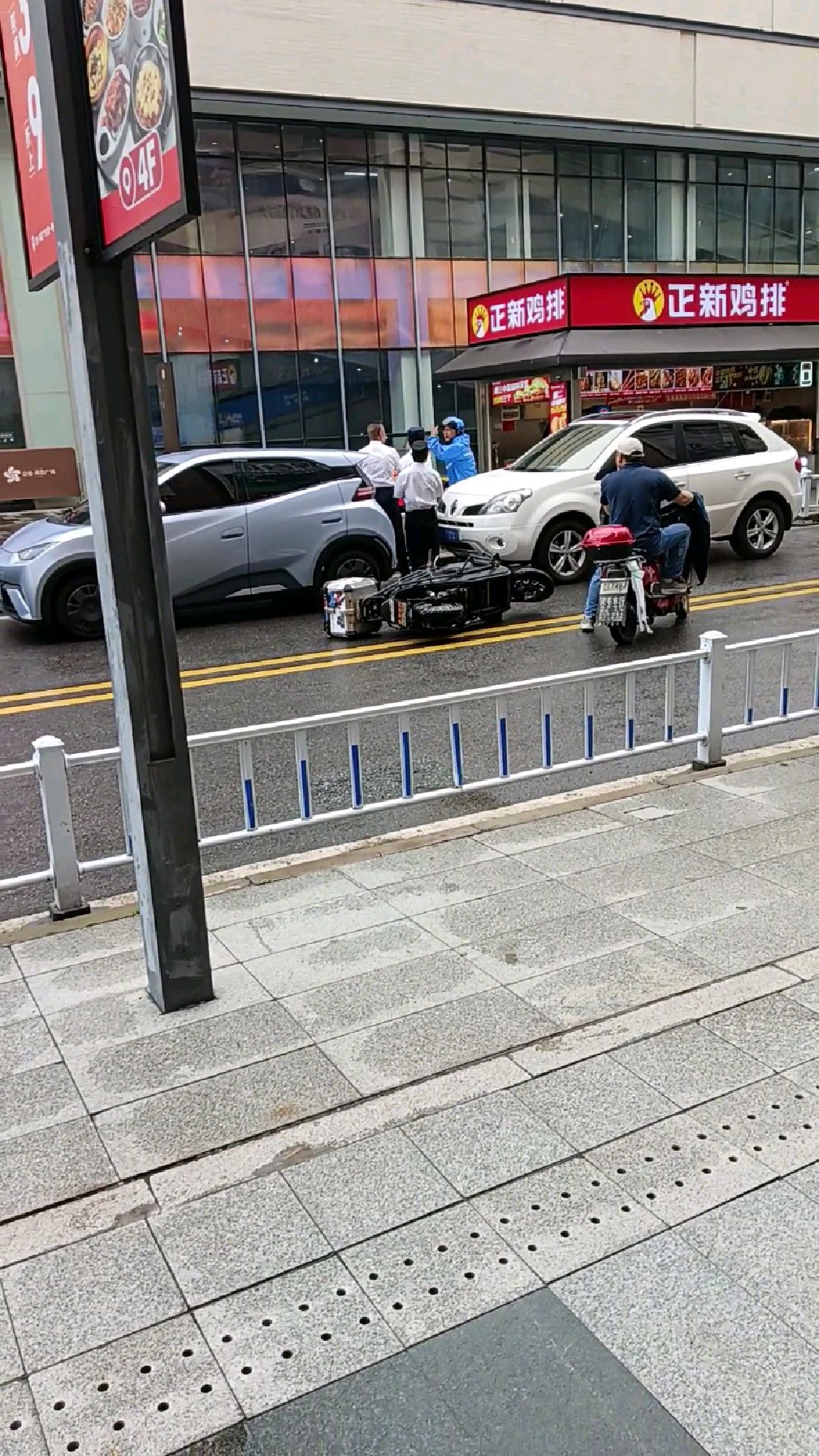 大环境生活都不容易，遇事都冷静点忍忍就过去了！