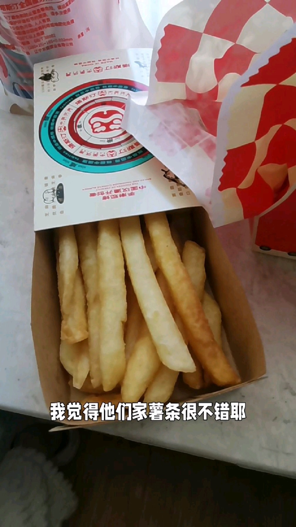 来吃塔斯汀的桃桃安格斯牛肉堡和薯条!