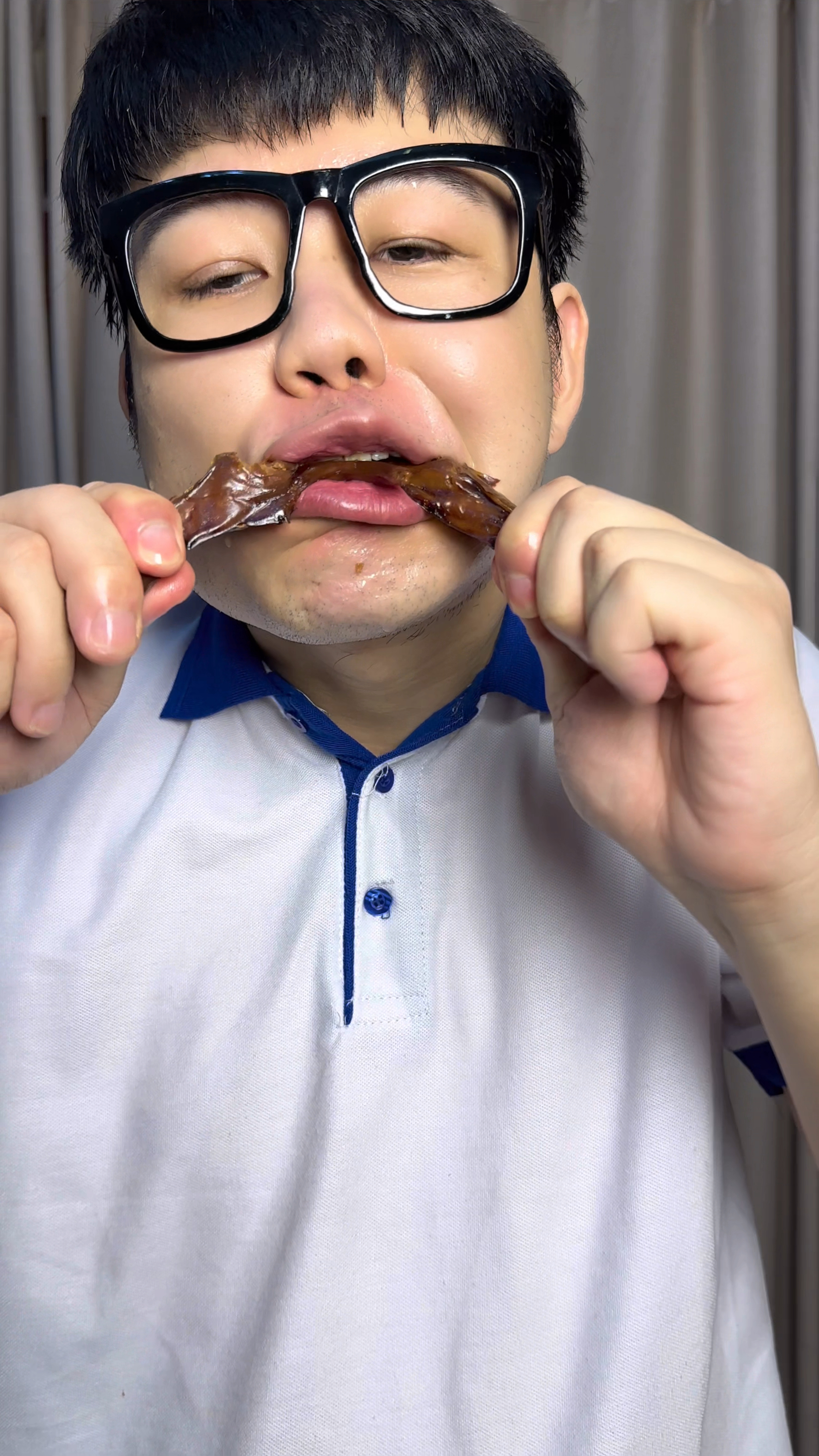 牛树旺偷吃冰箱老卤鸭爪!