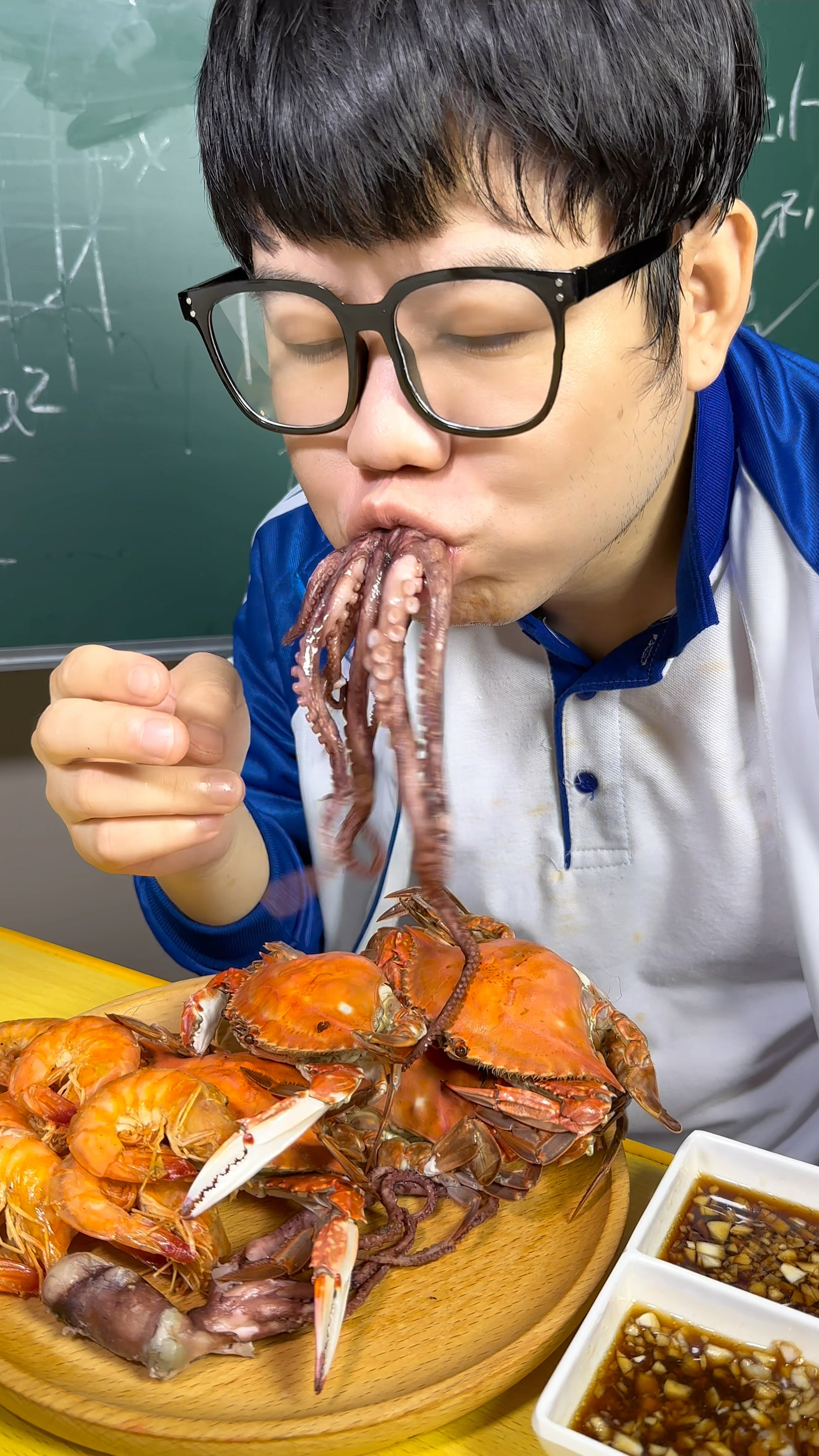 上课偷吃八爪鱼海鲜