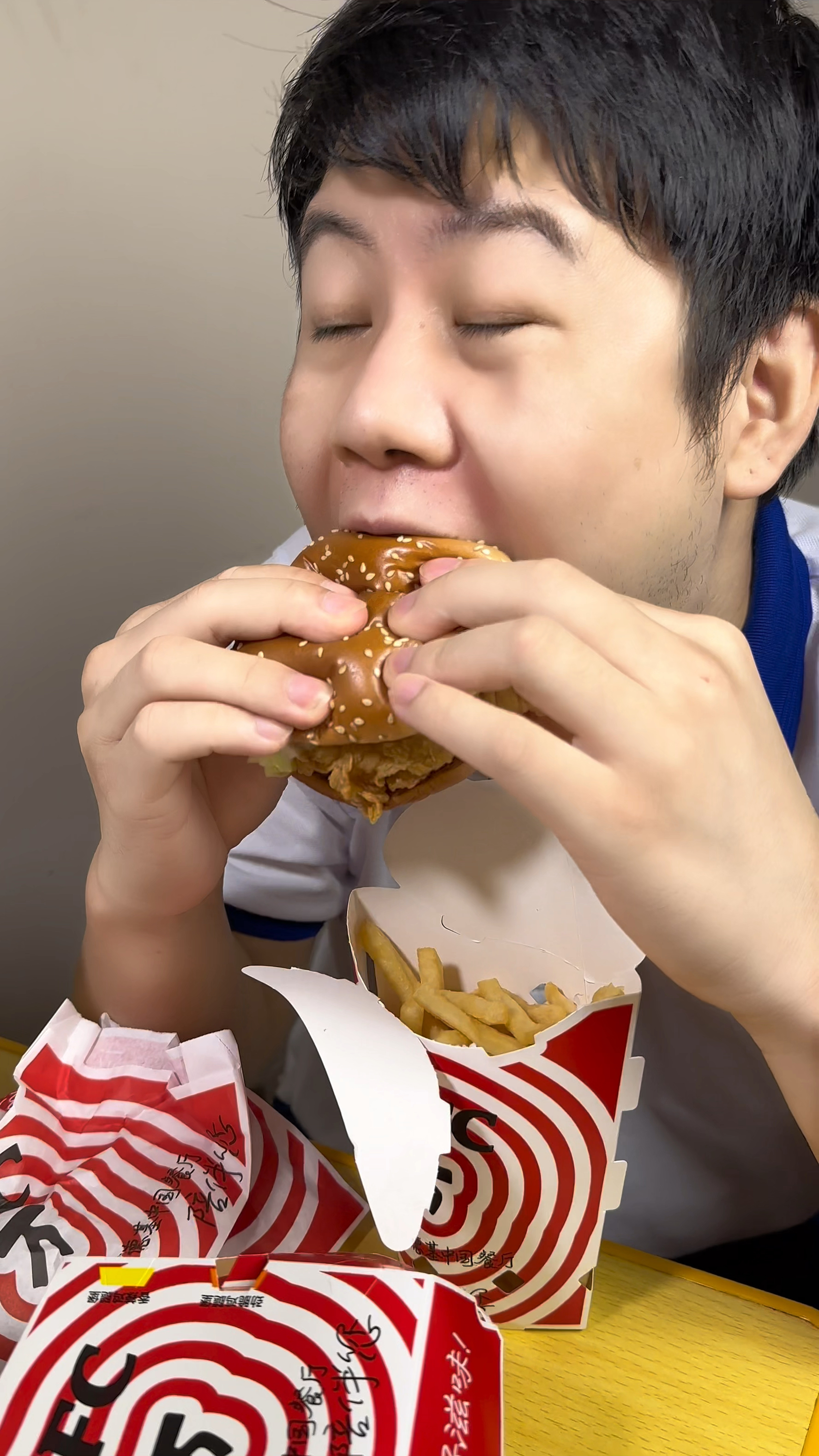 上课偷吃炸鸡汉堡