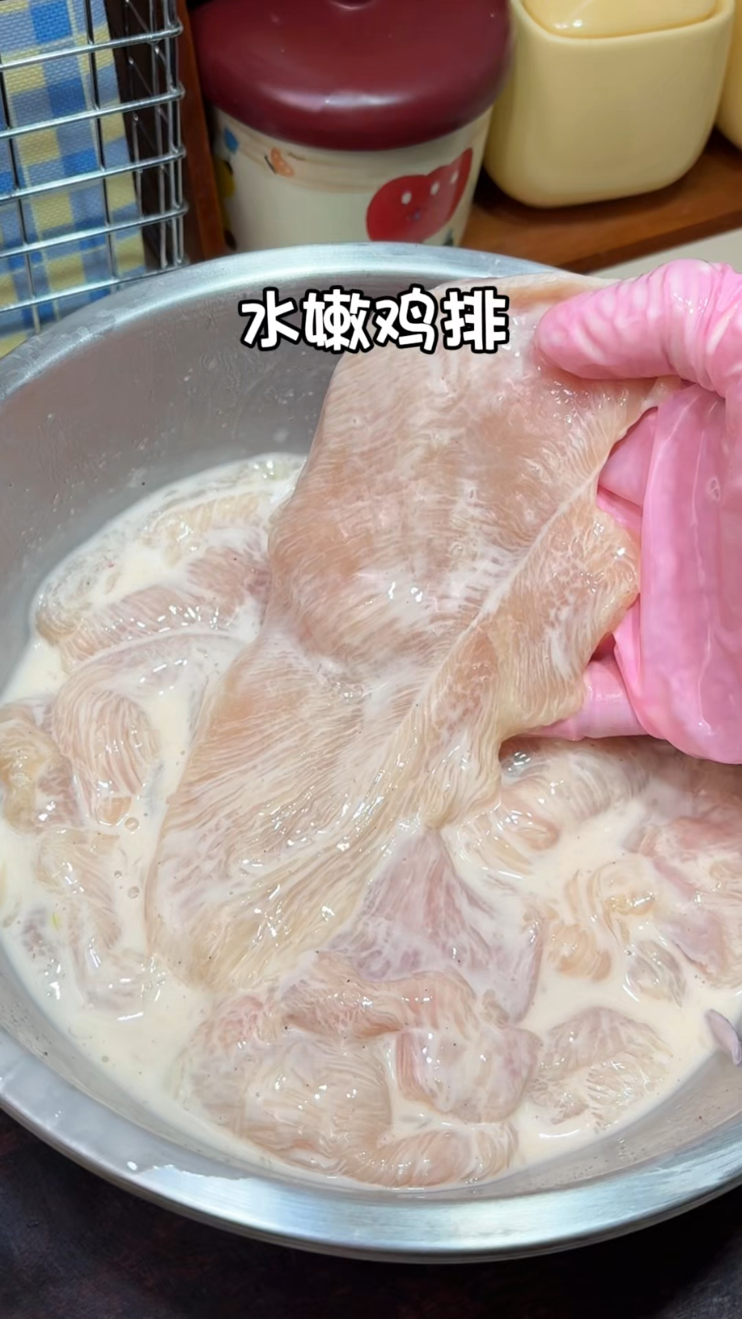 腌料都是家里常用的调料，鸡排鲜嫩多汁，真是一点也不输外面买的