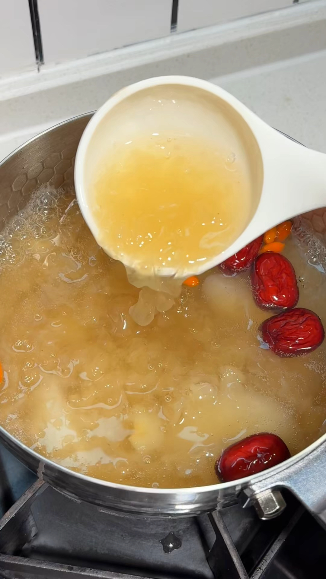 15分钟快速出胶的雪梨银耳汤，不用等2小时就能吃上