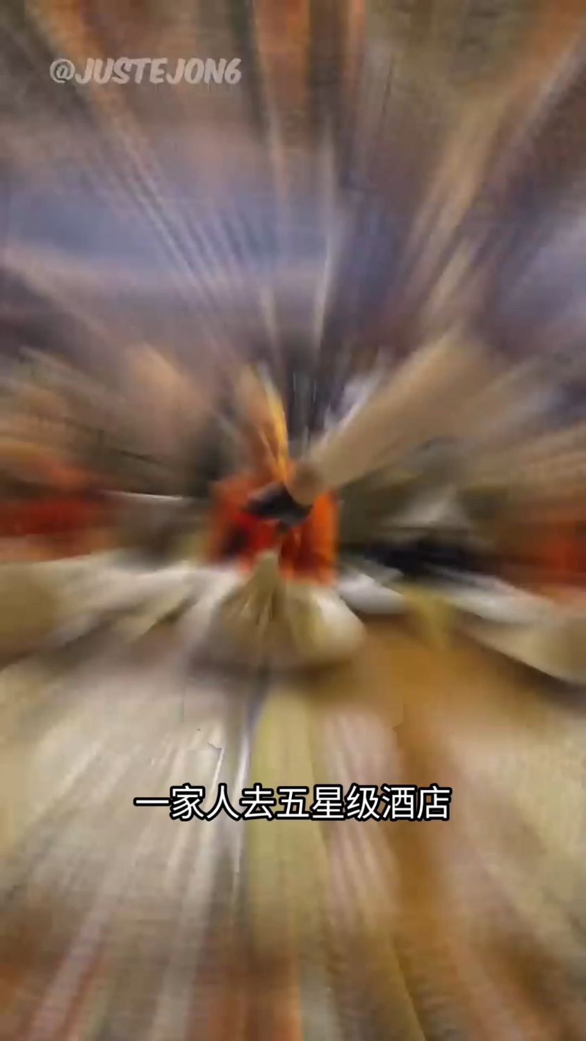 一家人去五星级酒店,看到菜单上的特色巨型饺子