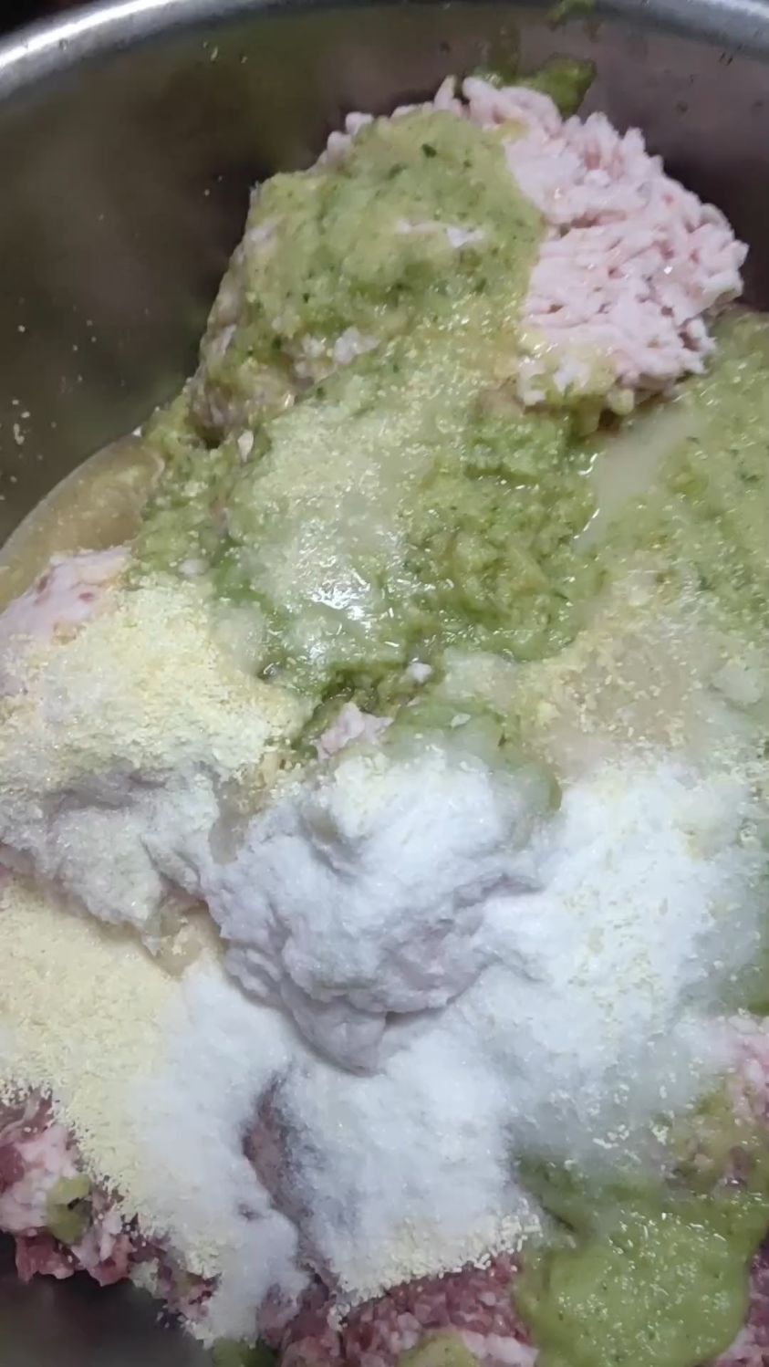 包子机肉馅馅料配方:肥肉三斤,五花肉7斤,姜末260克,