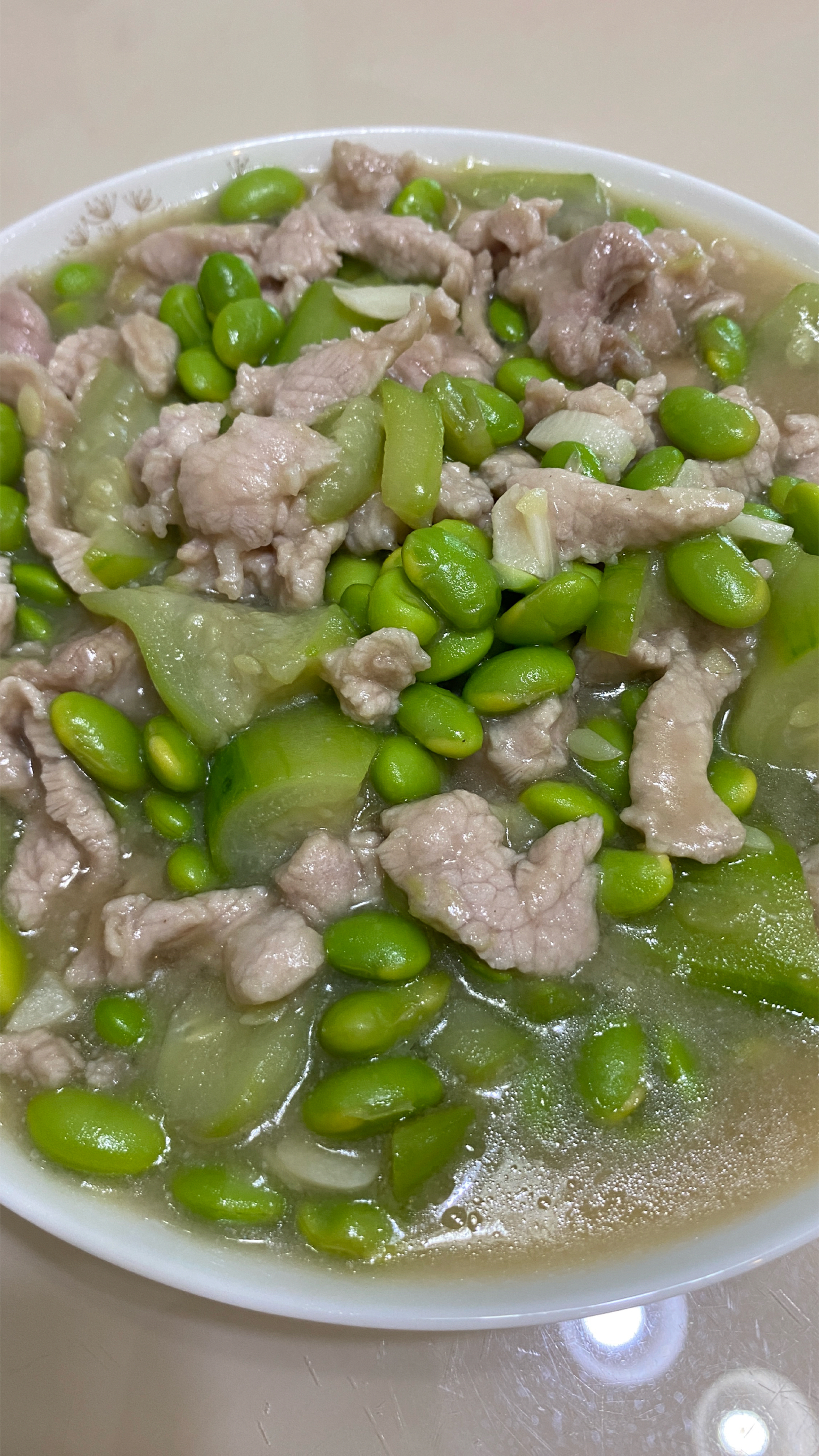 在家也能做出好吃的“毛豆丝瓜肉片汤”,小孩老人爱吃