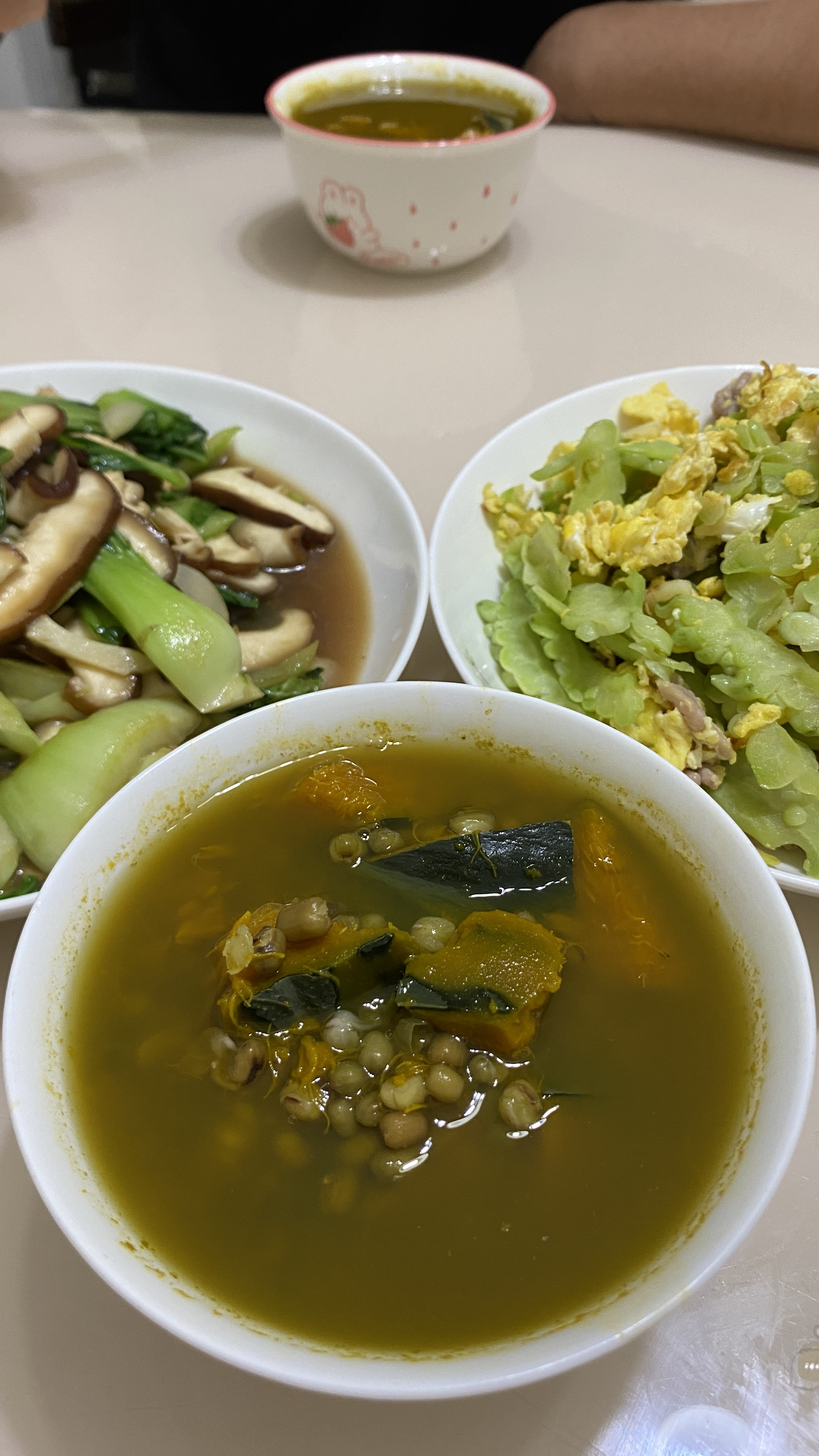 一顿简单的家常菜,南瓜绿豆汤和苦瓜炒鸡蛋