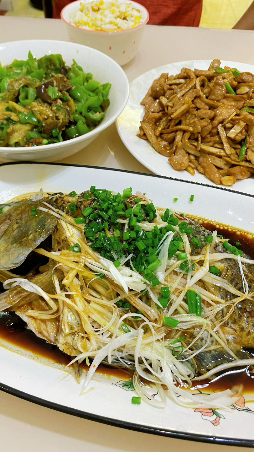 一顿简单的家常菜,清蒸罗非鱼,香干炒肉丝和青椒拌茄子