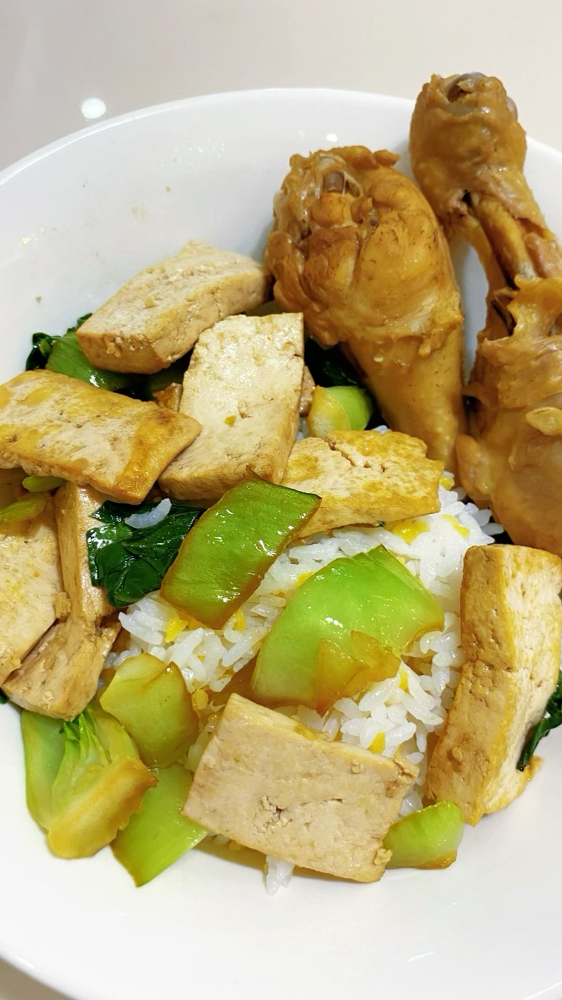 一顿简单的减脂午餐：卤鸡腿+青菜豆腐
