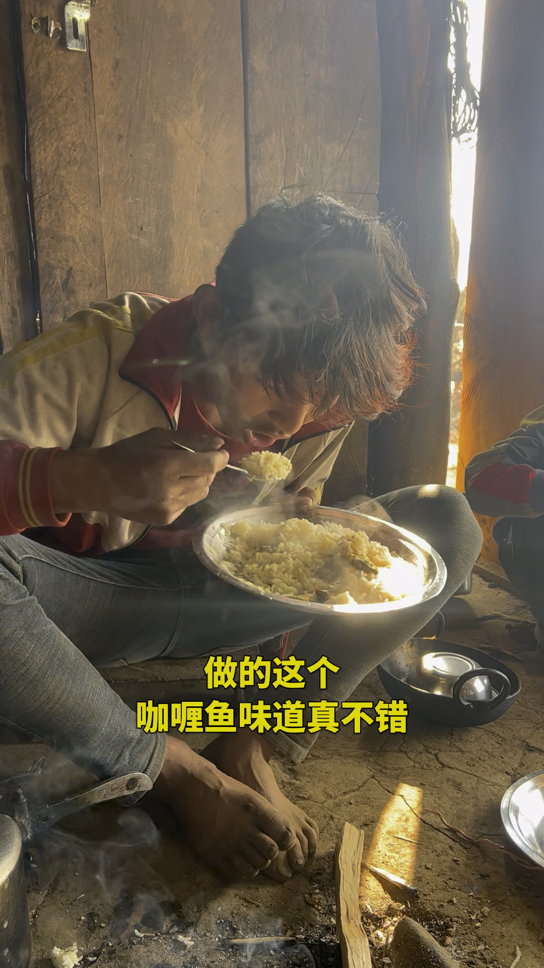 安妮塔的厨艺真不错,早上煮了咖喱鱼,阿迪干活回来就有饭吃