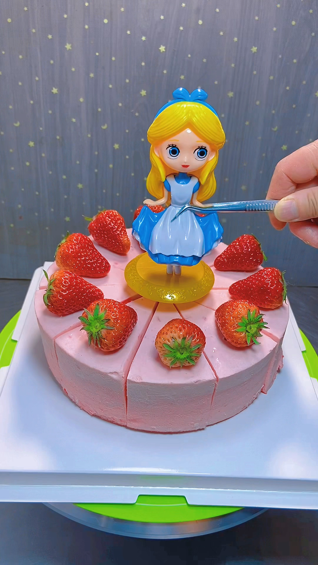 是你喜欢的草莓慕斯蛋糕吗