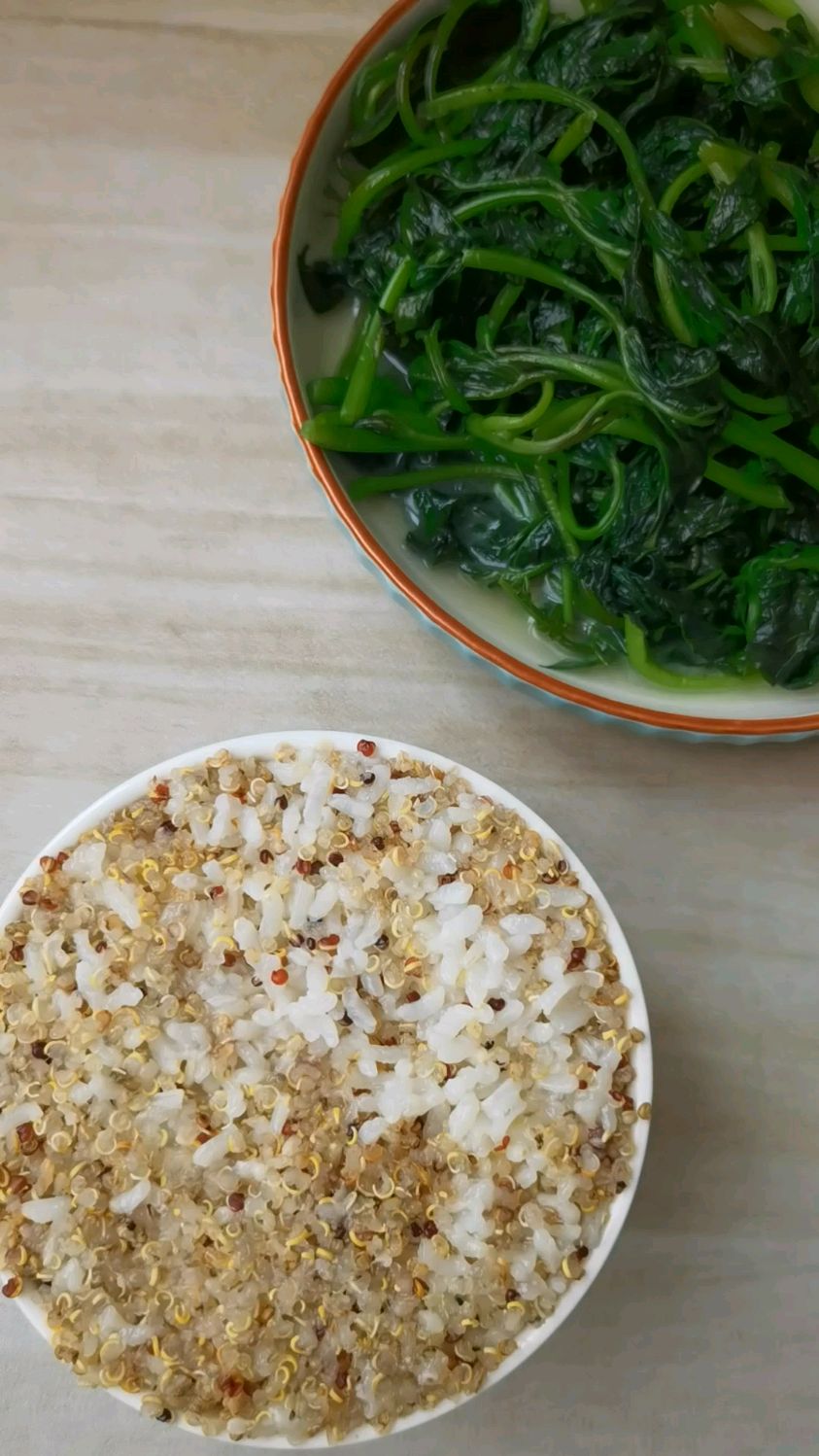 一个人的午餐,一菜一汤一饭。