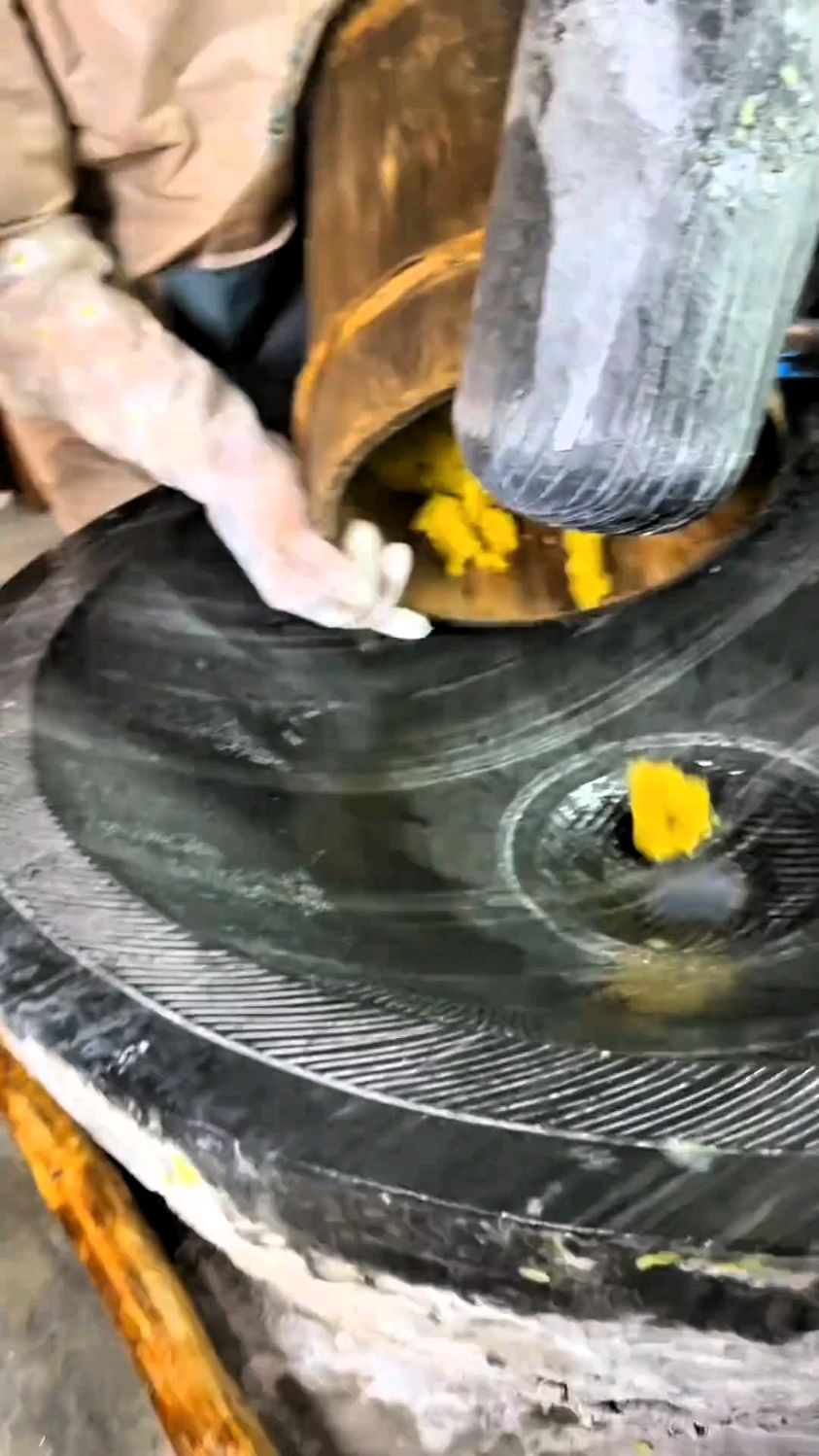 农人在家手工制作糍粑