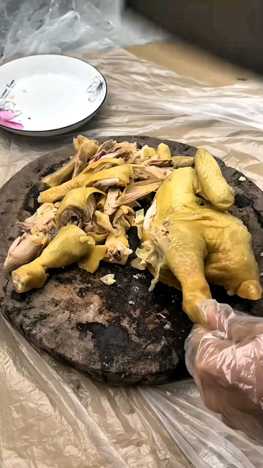 农人在家切白斩鸡