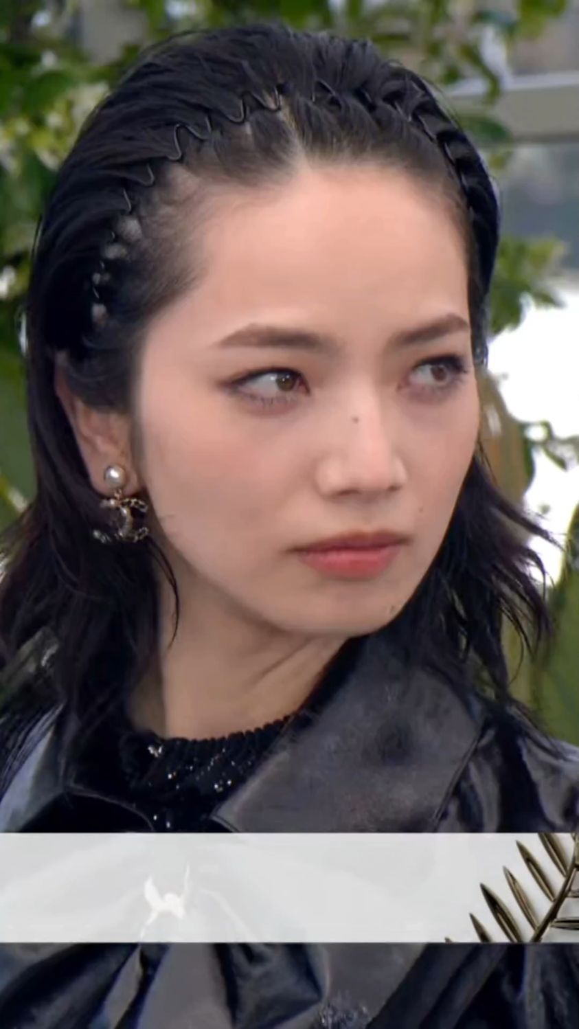 小松菜奈一身黑色皮衣亮相戛纳电影节,这造型真的太飒了