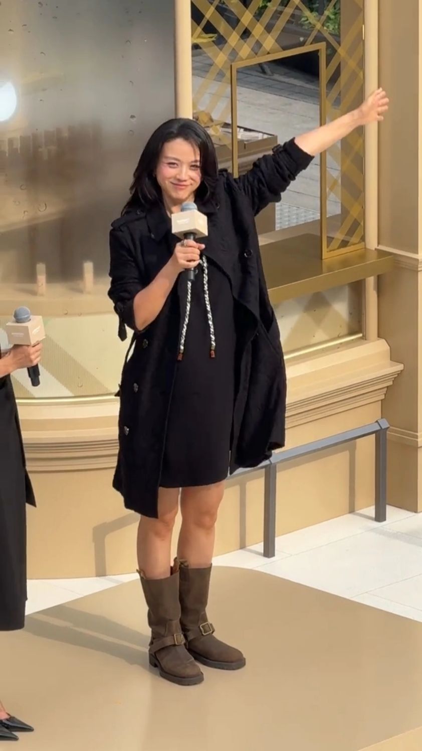 女星孕期美学新标杆！汤唯穿风衣优雅遮肚，状态好到发光