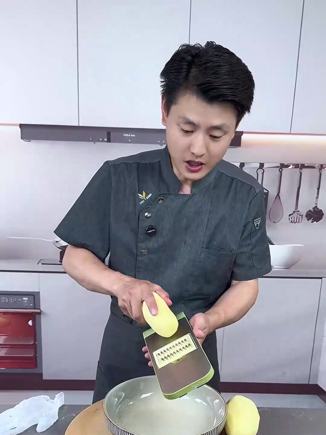 土豆丝饼外酥里嫩风味独特,做法简单,香味浓郁特别的好吃