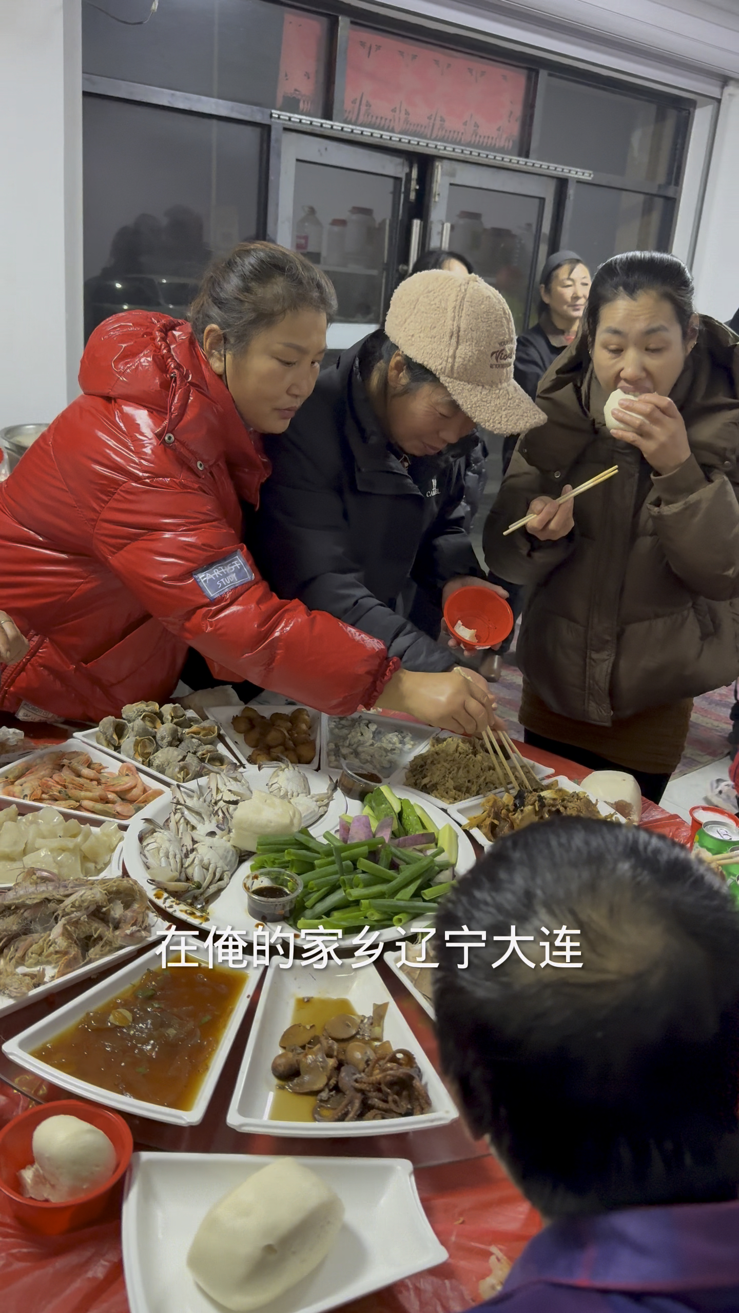 辽宁大连庄河农村吃年猪的热闹画面,满满的一大桌菜真是太美味了