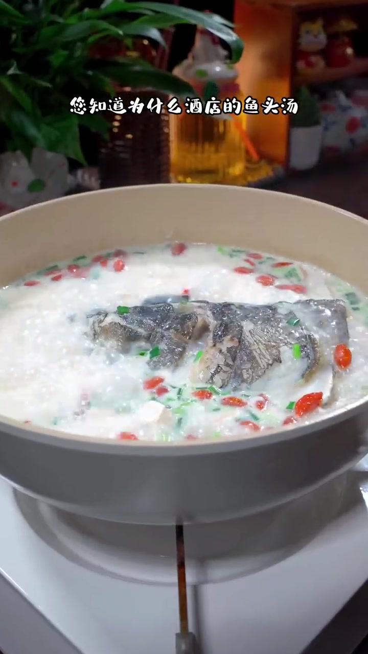 像牛奶一样白的鱼头豆腐汤美味鲜甜，做法还超简单的！！