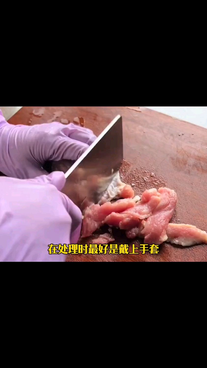 手受伤了切猪肉的时候最好戴手套