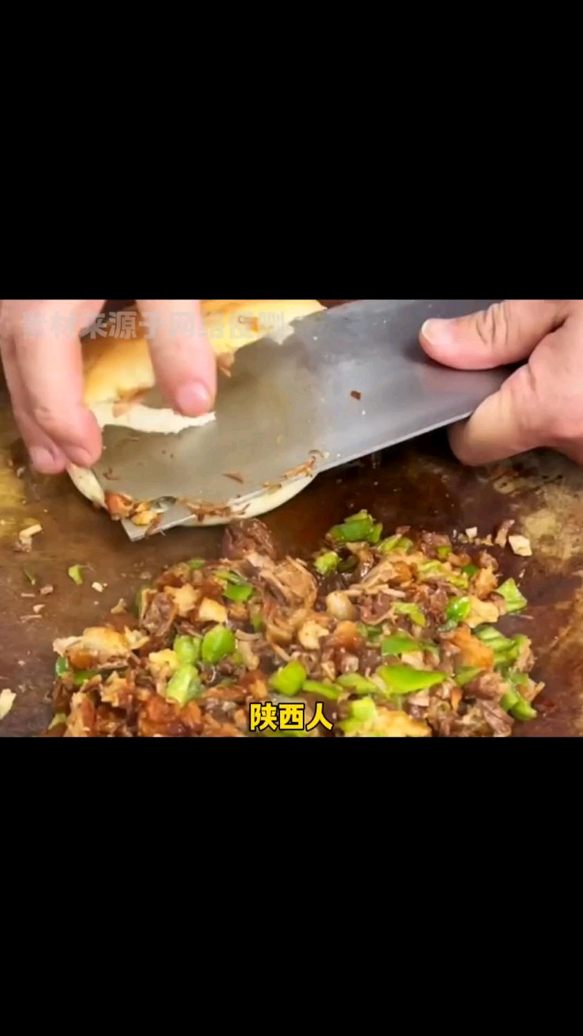 卖青椒肉夹馍的: 嘿，您猜怎么着，我把辣椒卖肉价