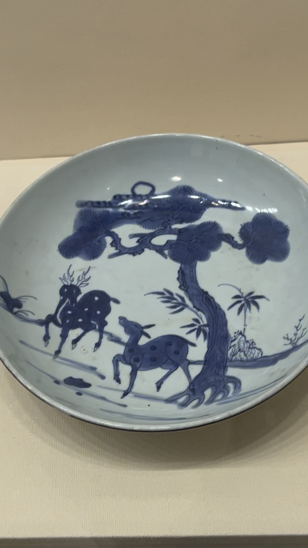 青花瓷盘子上两只梅花鹿,这时候的英国已经进入了工业革命