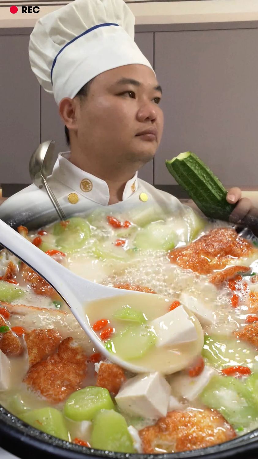 鲫鱼鸡蛋丝瓜豆腐汤