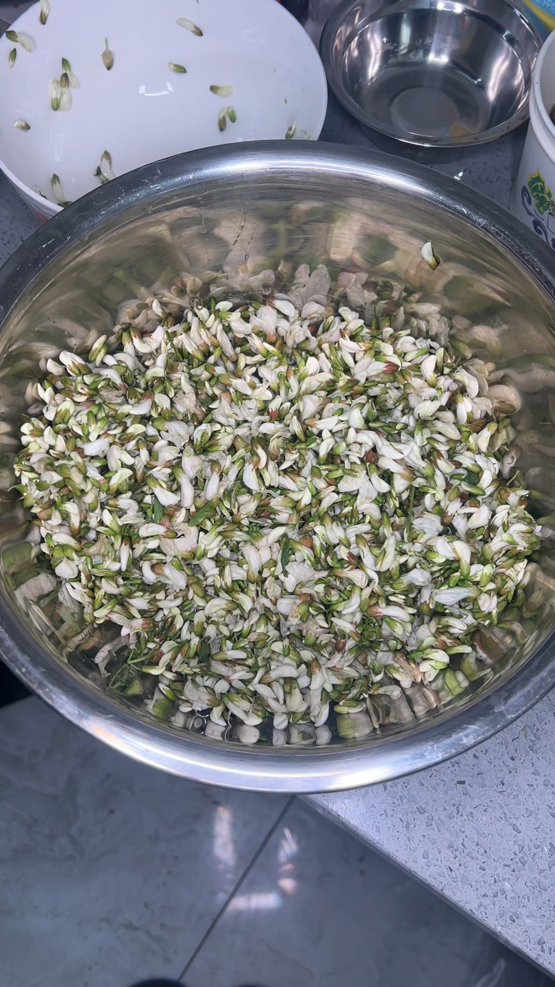 陕西人春天都吃的蒸槐花,一口下去太香了