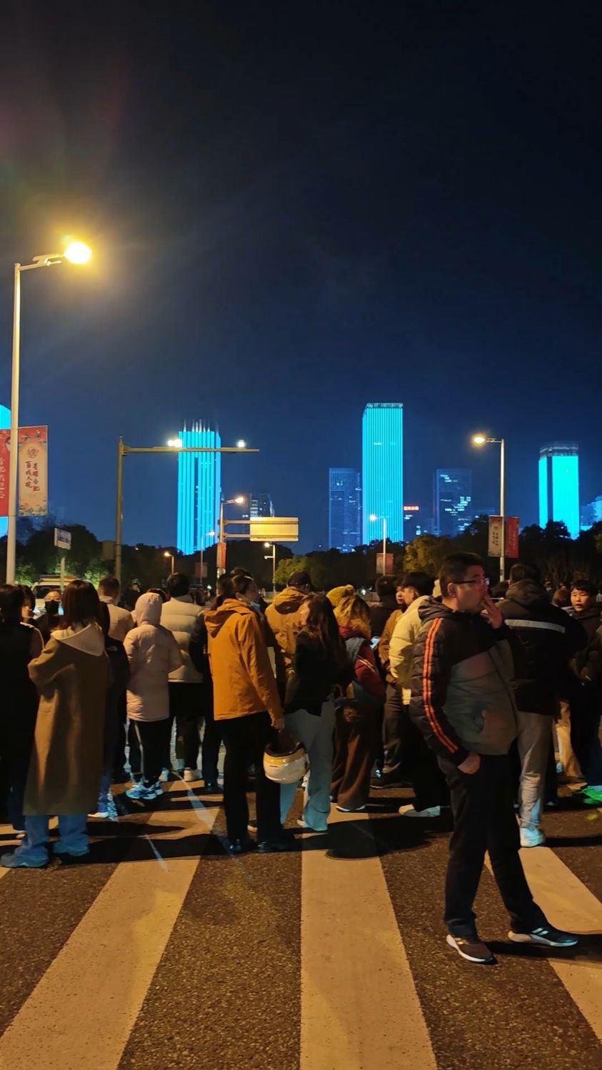 说的9点钟开始,等了这么久还没动静#总台科晚 #安徽合肥