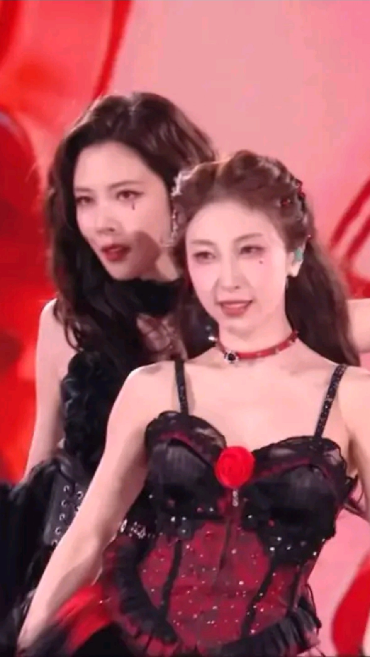 宋妍霏和张小婉黑红舞台太美了,《危险派对》的张力十足!