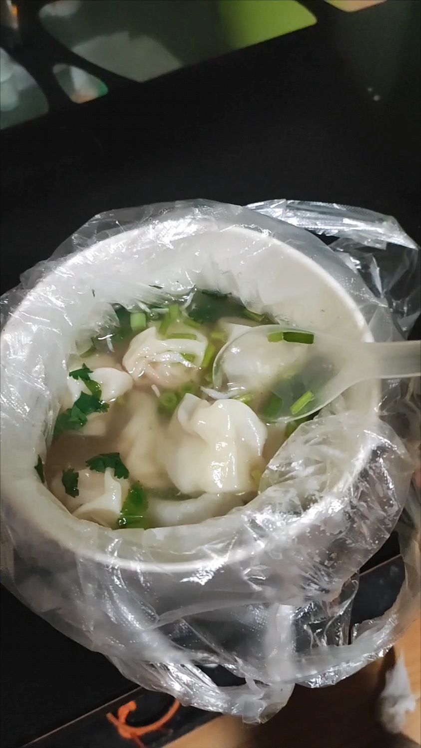 在小区附近的小挑馄饨吃馄饨，8元钱一碗，挺好吃的！