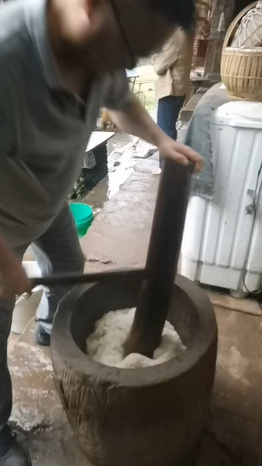 农村原始手工打糍粑,你的老家还有吗?