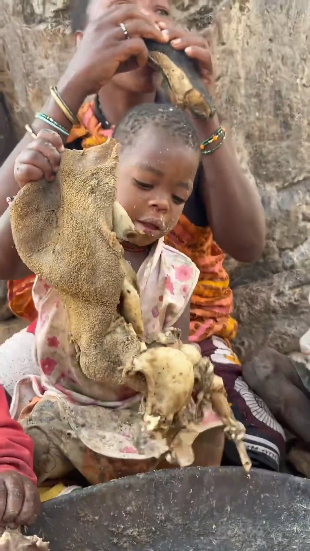 肥肠毛肚是哈扎比部落最爱吃的食物
