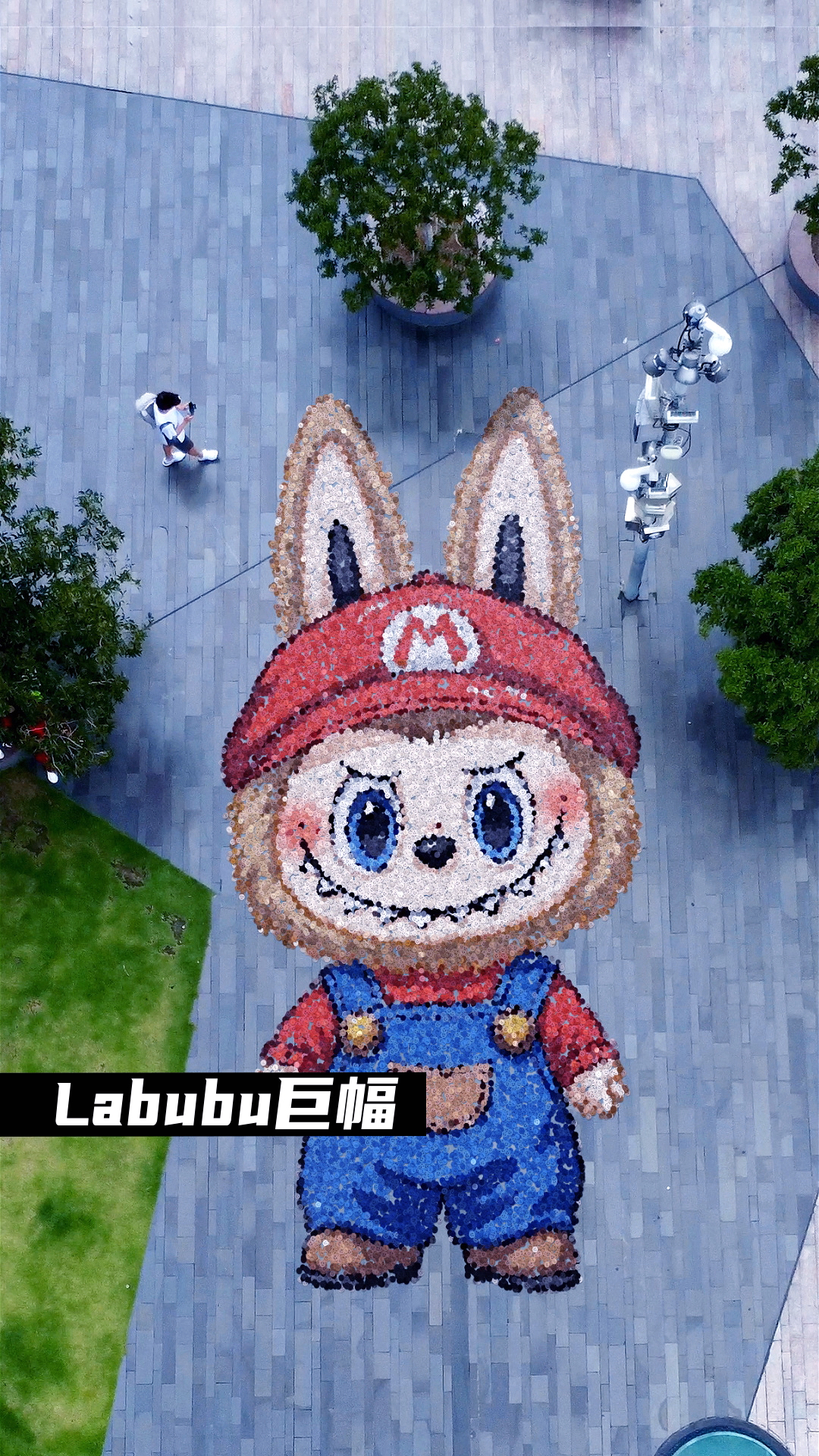 用10000张笑脸贴一幅巨型Labubu,杭州城市潮流绘画可以打卡