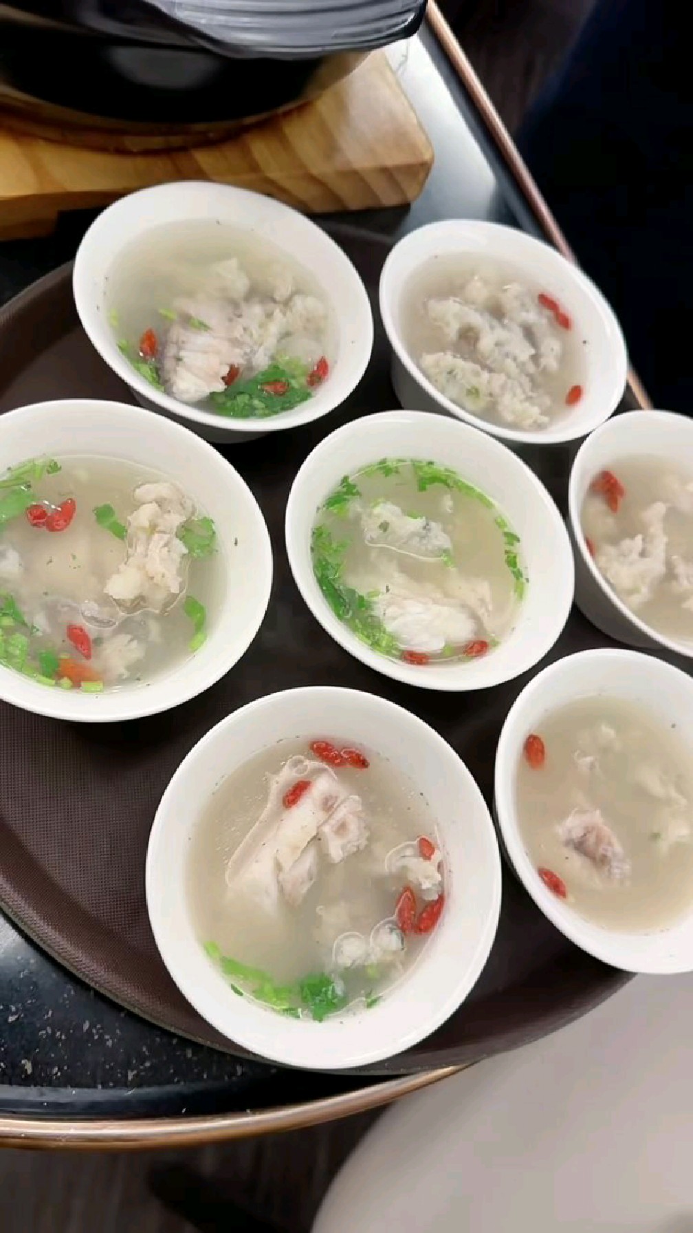 来换个口味尝一下强子海鲜的清汤米鱼头吧