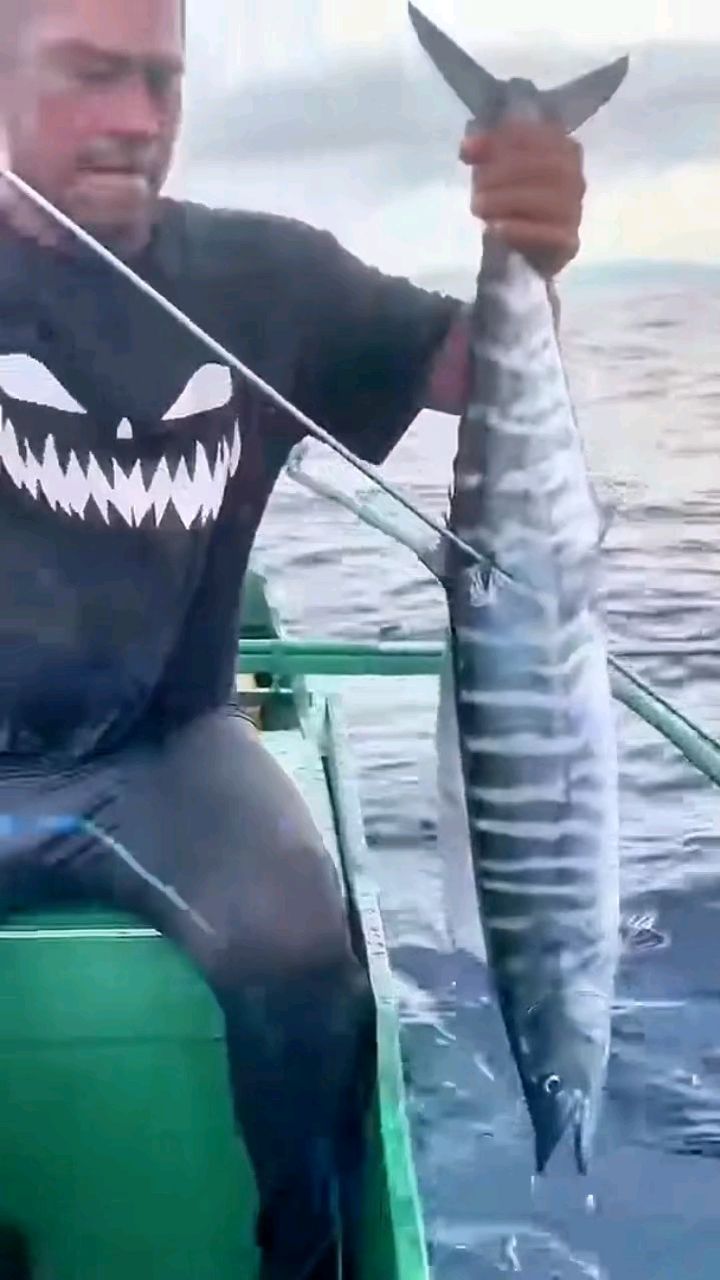 潜水者神秘行动,勇闯深海,生擒巨无霸鲅鱼