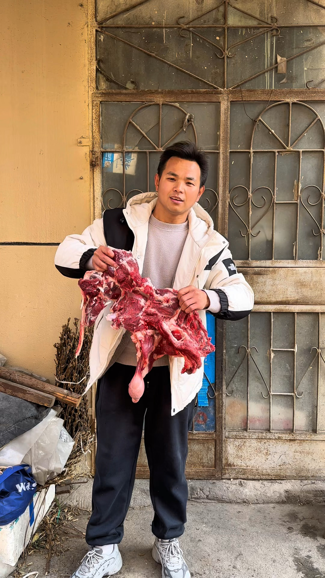 老板说这块羊肉要是熬羊汤,能把人给香迷糊了