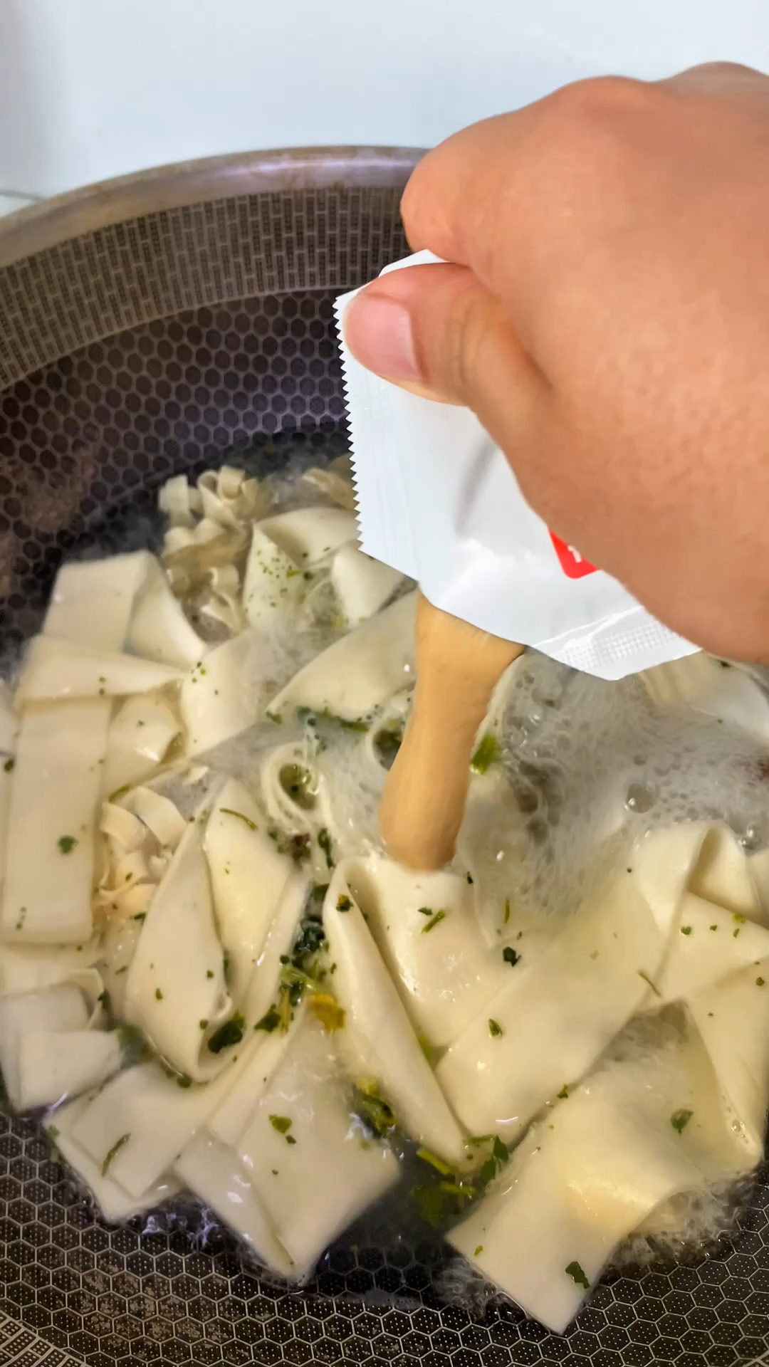 在家做河南羊肉烩面,一包全搞定,配菜丰富,骨汤浓郁,带劲!