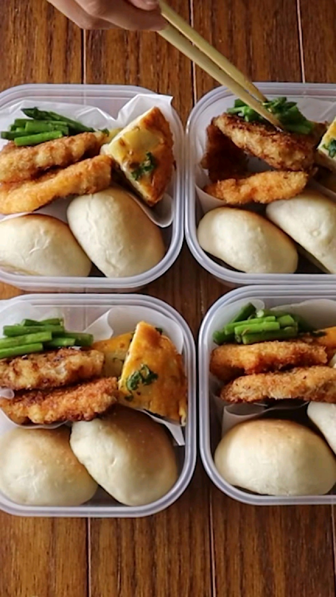 自己烤的小面包,炸猪排,烤鸡蛋