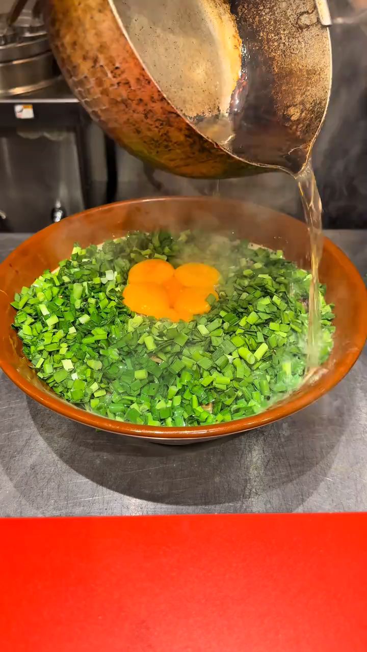五个鸡蛋黄的韭菜鸡蛋拉面