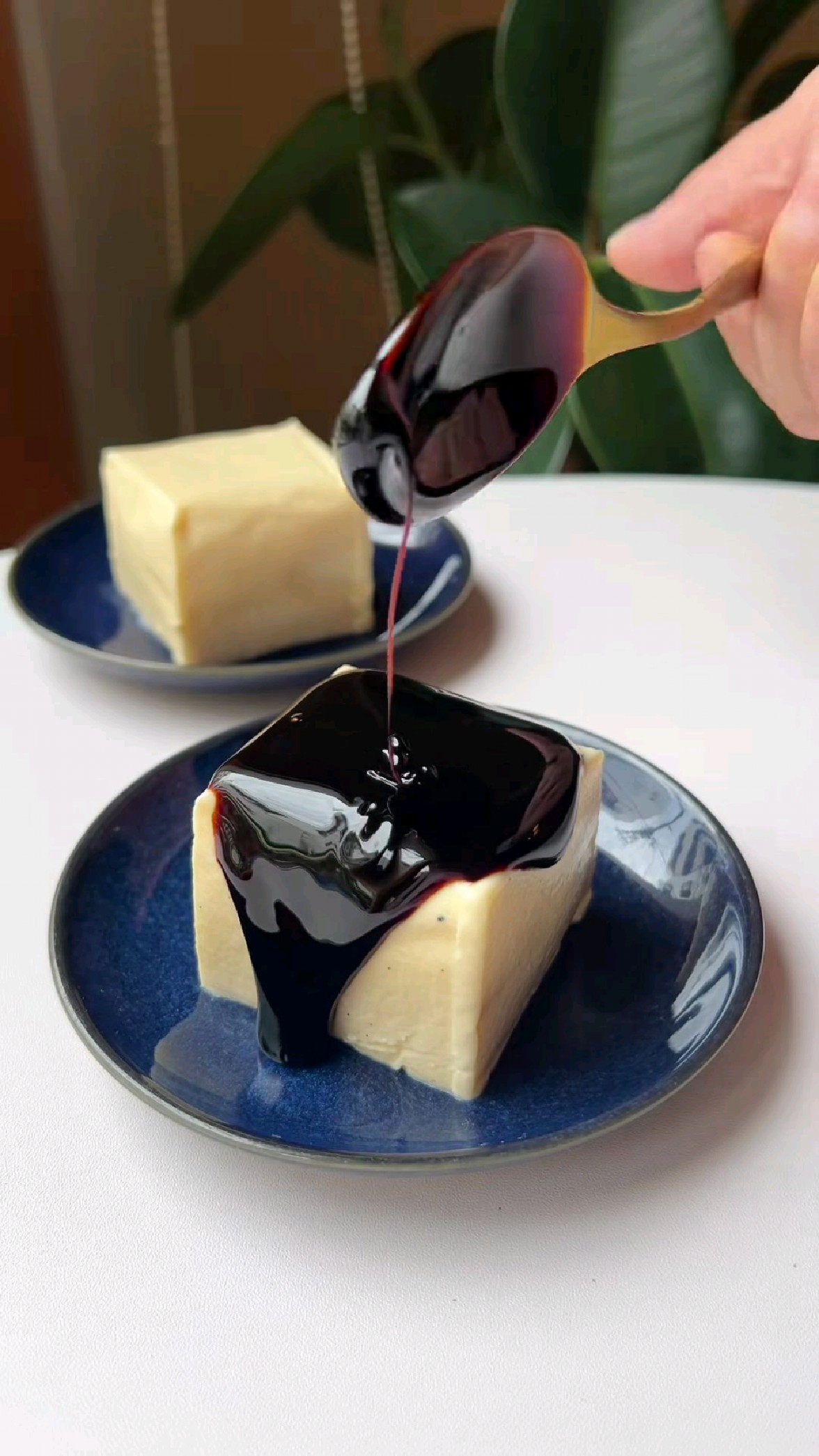 全乳酪芝士蛋糕搭配浓浓巧克力酱